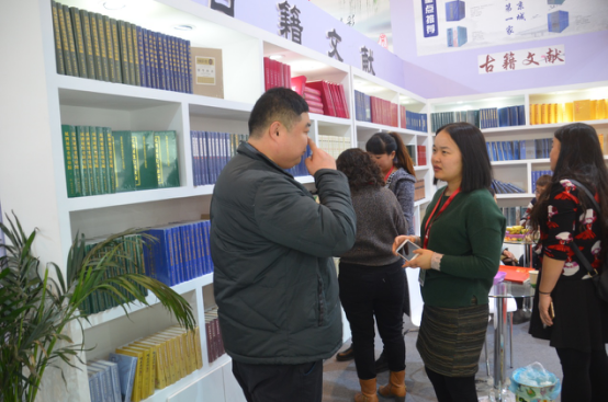 副總監袁鶴群向客戶介紹古籍文獻類精品圖書