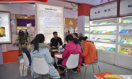 項目部經理楊維潔與圖書館老師溝通采購需求