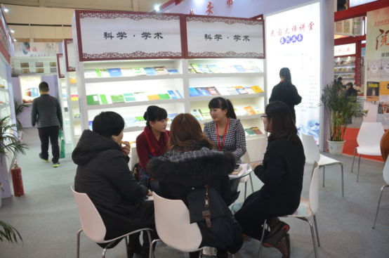 東北大(dà)區經理高穎與客戶溝通中