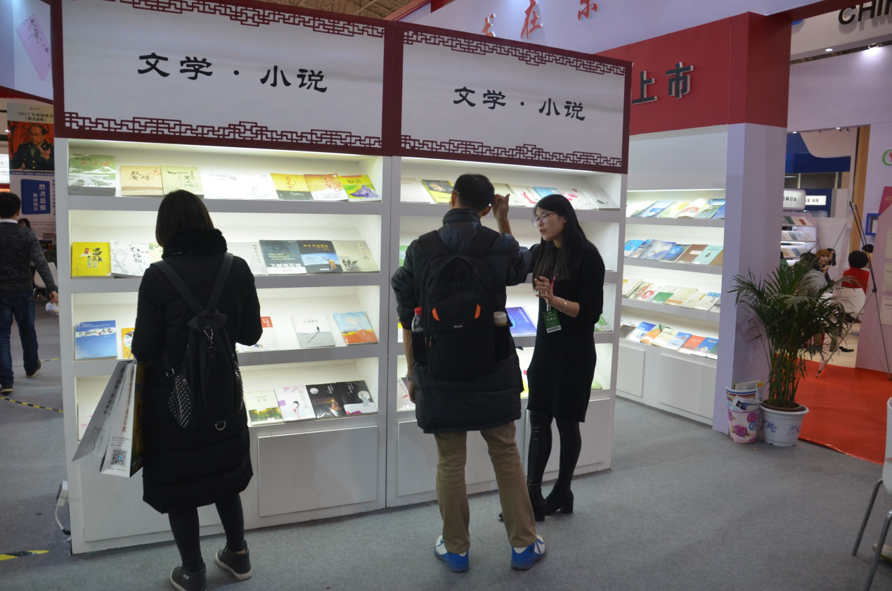 華南大(dà)區經理李彩銀向客戶推薦公司重點産品
