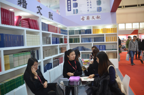 西北大(dà)區經理李新新與客戶溝通中